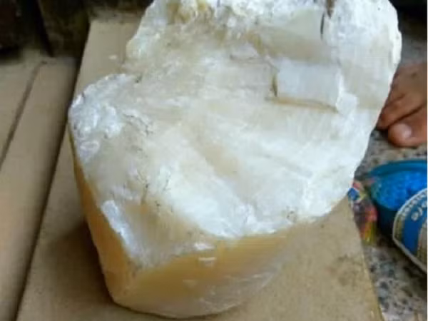 Chuyên gia sau khi xem xét một hồi đã thông báo rằng, viên đá trắng chàng trai nhặt được quả thực là một kho báu. Giá trị ước tính của nó ít nhất là 100.000 NDT (hơn 350 triệu VND).