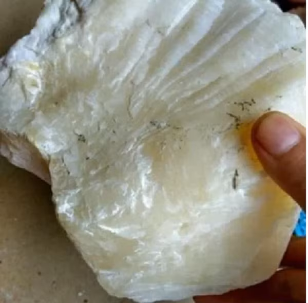 Anh đã mang cục đá đi khắp trong làng và hỏi thăm hàng xóm láng giềng nhưng mọi người đều nói họ chưa từng thấy thứ tương tự như vậy trước đây. Vì thế, chàng trai quyết định đem cục đá tới chợ đồ cổ trên thành phố để tìm 1 chuyên gia nhờ thẩm định.