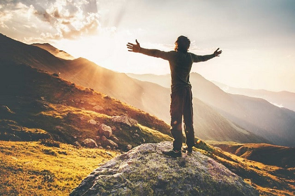 "Khen ngợi tôi, và tôi có thể sẽ không tin bạn. Chỉ trích tôi, và tôi có thể sẽ không thích bạn. Tảng lờ tôi, và tôi có thể sẽ không tha thứ cho bạn. Khuyến khích tôi, và tôi có thể sẽ không quên bạn. Yêu mến tôi, và tôi có thể sẽ bị buộc phải yêu mến bạn.", triết lý người Do Thái cho biết.