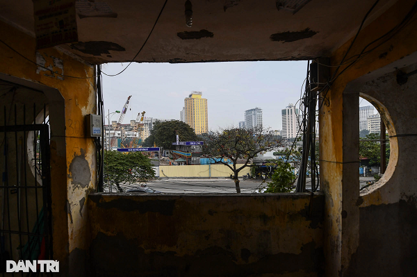 Cảnh chắp vá, cũ kỹ bởi những lớp loang ố xuất hiện trên khắp các bức tường.