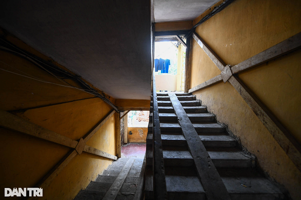 Toàn bộ 5 tầng của khu chung cư đều đang được chống đỡ bằng các cột thép chịu lực.