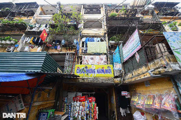 Tại khu tập thể Giảng Võ (Ba Đình), kết quả kiểm định có 1 nhà cấp D (C8). Theo kế hoạch của Hà Nội, thực hiện toàn bộ dự án cải tạo, xây dựng lại khu chung cư hoặc phân kỳ đầu tư để thực hiện nhưng phải ưu tiên phá dỡ để cải tạo, xây dựng lại nhà chung cư nguy hiểm, hư hỏng nặng trước. Các nhà chung cư còn lại trong khu thực hiện theo quy hoạch chi tiết và kế hoạch cải tạo, xây dựng lại nhà chung cư đã được phê duyệt.