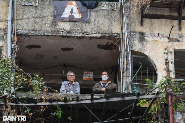 Biển cảnh báo chung cư nguy hiểm được đặt tại lối cầu thang vào của chung cư. Người dân nơi đây đã sống trong nỗi lo nguy hiểm rình rập suốt nhiều năm qua.