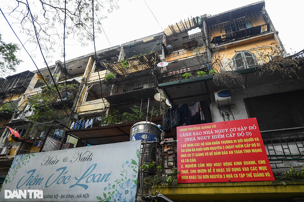 Biển cảnh báo nhà nguy hiểm được lực lượng chức năng phường Giảng Võ dựng lên tại nhiều khu vực của chung cư. Tính tới nay, chung cư Giảng Võ đã có độ tuổi hơn 40 năm.