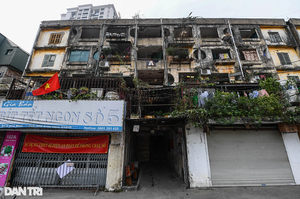 Khu tập thể Ngọc Khánh (Ba Đình), toàn bộ đơn nguyên 1 khu nhà A đã xuống cấp nghiêm trọng, lộ rõ vẻ cũ kỹ, xập xệ, cũng là khu nhà được kiểm định nguy hiểm cấp D.