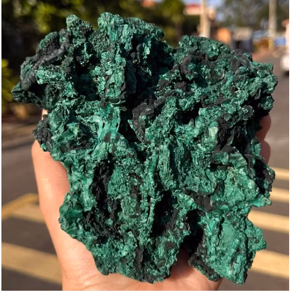Đá Malachite còn được biết đến với công dụng chữa trị bệnh hen suyễn, bệnh viêm phế quản, hay các bệnh nhiễm trùng khác. Đặt viên đá vào chỗ tổn thương có thể giúp giảm nhẹ nỗi đau và cải thiện tình trạng bệnh.