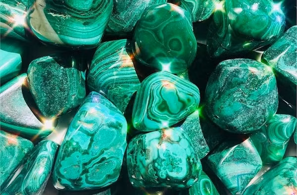  Đá Khổng tước (Malachite) có tên gọi bắt nguồn từ tiếng Hy Lạp cổ “malache” nghĩa là “Cây cầm quỳ”, được sử dụng rộng rãi trong các nền văn minh như Ai Cập cổ đại, Trung Quốc...