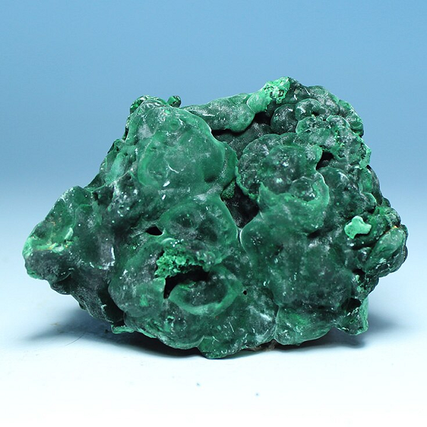 Đá Malachite từ lâu đã được sử dụng để làm đồ trang trí và trang sức. Chúng được chạm khắc thành các hình dạng khác nhau, chẳng hạn như động vật hoặc hoa. Ở Nga, đá Malachite còn được sử dụng để làm thánh giá và các đồ vật tôn giáo khác vì nó tượng trưng cho sự phục sinh.