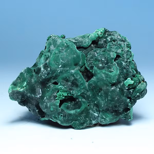 Đá Malachite từ lâu đã được sử dụng để làm đồ trang trí và trang sức. Chúng được chạm khắc thành các hình dạng khác nhau, chẳng hạn như động vật hoặc hoa. Ở Nga, đá Malachite còn được sử dụng để làm thánh giá và các đồ vật tôn giáo khác vì nó tượng trưng cho sự phục sinh.
