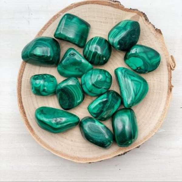 Đá Malachite được hình thành trong các đới oxy hóa của các mỏ đồng, thường gặp với các khoáng vật động thứ sinh như azurit, cuprit… Cách đây 3.800 năm Malachite được khai thác rộng rãi tại các mỏ Great Orme ở Anh với các công cụ bằng đá và xương.