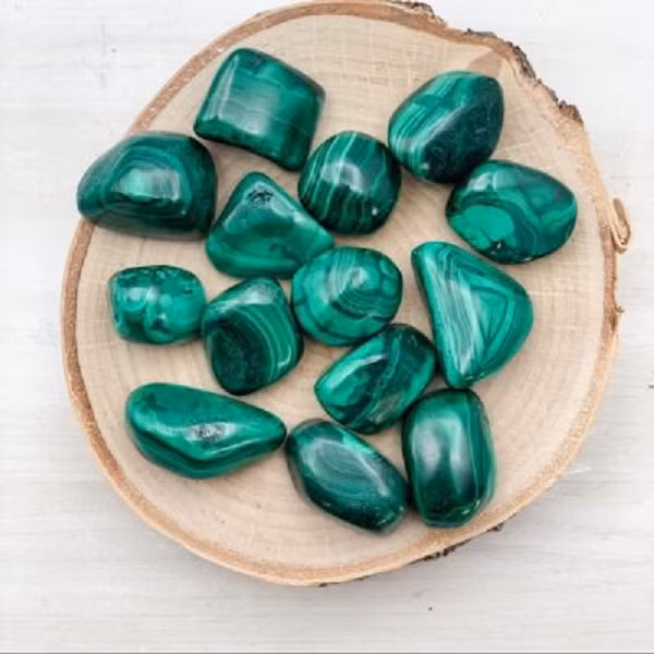 Đá Malachite được hình thành trong các đới oxy hóa của các mỏ đồng, thường gặp với các khoáng vật động thứ sinh như azurit, cuprit… Cách đây 3.800 năm Malachite được khai thác rộng rãi tại các mỏ Great Orme ở Anh với các công cụ bằng đá và xương.