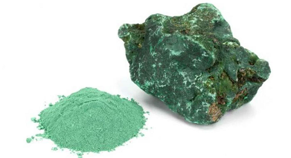 Chúng được tạo thành từ quá trình oxy hóa và có công thức hóa học là Cu2CO3(OH)2. Loại đá này khá mềm với chỉ số thang độ cứng Mohs (mức độ đề kháng của một chất liệu với tác dụng bên ngoài) vào khoảng 3,5 và 4,0. Đá Khổng Tước có khả năng chịu nhiệt kém.