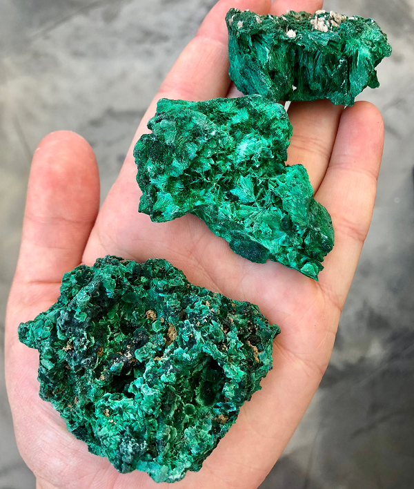 Ngoài ra, đá khi nghiền nhuyễn còn có thể làm bột thuốc và khi đeo bên người có thể cầu may. Đá Malachite cũng là loại đá mang lại cho chủ nhân sự thoải mái, giảm căng thẳng, mệt mỏi hay stress do áp lực công việc.