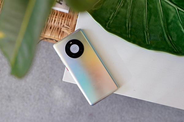 Máy hỗ trợ quay phim 4K ở 60 fps và Full HD tối đa 480 fps. Mate 40 Pro là một trong những smartphone cho chất lượng ảnh thiếu sáng tốt. So với Mi 10 Ultra, độ phơi sáng của Mate 40 Pro thấp hơn nhưng duy trì chi tiết vùng sáng tốt, khiến bức ảnh tổng thể trông đẹp mắt hơn.