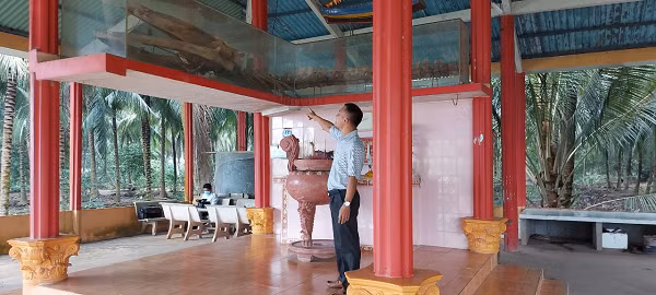 Lăng Ông Thủy tướng ngự Nam hải ở ấp Thành Long, xã Thành Thới A, huyện Mỏ Cày Nam, tỉnh Bến Tre là nơi đang thờ “ Ông” - cách người dân gọi về loài cá voi nói chung và ở đây là bộ xương con cá voi xanh quý hiếm.