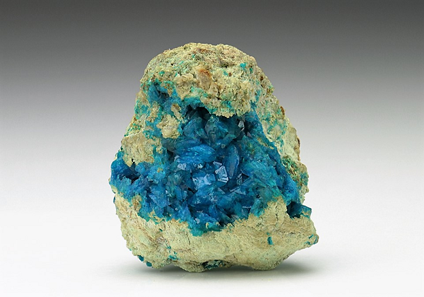 Cụ thể, khi đập vỡ mẫu liroconite để tìm hiểu lý do tại sao màu của nó lại thay đổi từ xanh mòng két sáng đến xanh lục bảo đậm, Mike Rumsey - trưởng nhóm nghiên cứu đã thấy một khoáng chất trước nay chưa từng thấy.