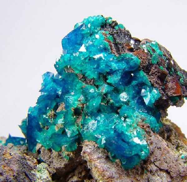 Nhóm nghiên cứu đã đặt tên cho vật liệu đặc Ƅiệt này là kernowite, được hình thành một cách tình cờ khi các nguуên tố có trong nước chảy qua một loại đá đã tái kết hợp với một số nguyên tố trong đá, tạo nên thứ gọi là "khoáng chất thứ cấp".