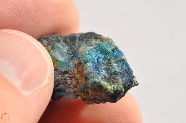 "Ɗo mới và chưa ai tìm thấy viên thứ 2 nên khó lòng định giá viên đá. Nhưng chắc chắn nó có giá trị khổng lồ so với các vật liệu đã Ƅiết khác, là cả một kho báu", Mike Rumsey nhận định.