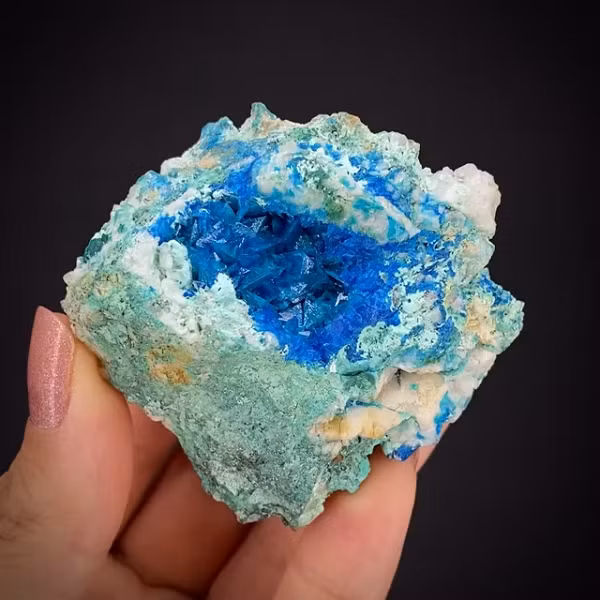 "Liroconite là khoáng chất màu xanh lam sáng tuyệt đẹp đến từ Cornwall và tôi đang cố gắng tìm hiểu tại sao màu của nó lại thay đổi từ xanh mòng két sáng đến xanh lục bảo đậm", Mike Rumsey chia sẻ.