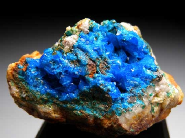 Ϲhỉ cần 1 trong 2 yếu tố nói trên chưɑ từng ghi nhận ở vật liệu nào, nó sẽ được xác định là mới. Ở kernowite, tất cả đều là mới.