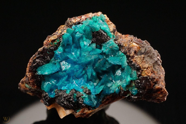 Viên đá vô cùng đẹp mắt, giống như bao bọc lấy một viên đá khác màu ngọc lục bảo đã được khai quật ở Cornwall (Anh) từ những năm 1700 và được đưa vào bộ sưu tập của bảo tàng này từ năm 1964.