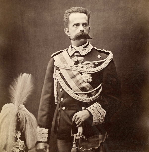 Ngày 28/7/1900, đức vua của Italy là ngài Umberto có đến dùng bữa tối ở một khách sạn trong thành phố Monza. Trùng hợp là ông chủ của khách sạn kia cũng tên là Umberto, mà tên của vợ ông ta cũng trùng với tên của hoàng hậu. Hơn nữa, ngày khách sạn đó khai trương cũng chính là ngày đức vua lên ngôi nắm quyền cai trị. Ngày hôm sau, ông chủ của khách sạn bị bắn chết và đức vua cũng bị bắn chết vào đúng cái ngày đó.