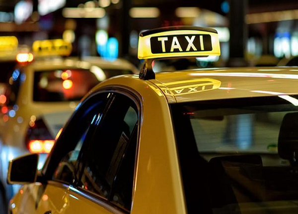 Tháng 7/1975, cậu thanh niên 17 tuổi Neville Ebbin đã bị một chiếc taxi đâm chết tại Bermuda khi đang đi xe gắn máy. Một năm sau đó, vào tháng 7/1976, em trai cậu ta, Erskine Lawrence Ebbin, cũng đi chiếc xe gắn máy tương tự trên cùng con phố, và cậu ta cũng bị người tài xế taxi đó đâm phải, chiếc taxi cũng đang chở chính vị hành khách như năm ngoái. Vụ tai nạn khiến cậu qua đời ở tuổi 17, tương tự như anh trai một năm trước đó.