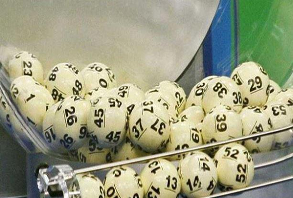 Một tờ báo của Mỹ có tên "Oregon's Columbian" thường tổ chức một cuộc thi quay số trúng thưởng. Con số đạt giải nhất ngày 28/6/2000 được công bố trên mặt báo thực ra đã bị viết sai do một sự cố trong khi in ấn. Điều kì lạ là trong lần quay số kì sau, dãy số được quay ra lại trùng hợp chính là dãy số mà họ đã viết nhầm đó.