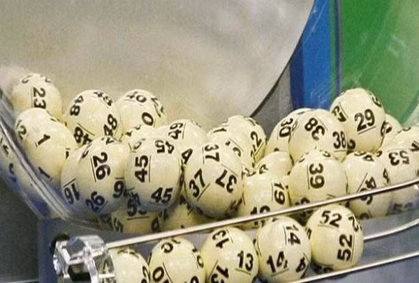 Một tờ báo của Mỹ có tên "Oregon's Columbian" thường tổ chức một cuộc thi quay số trúng thưởng. Con số đạt giải nhất ngày 28/6/2000 được công bố trên mặt báo thực ra đã bị viết sai do một sự cố trong khi in ấn. Điều kì lạ là trong lần quay số kì sau, dãy số được quay ra lại trùng hợp chính là dãy số mà họ đã viết nhầm đó.