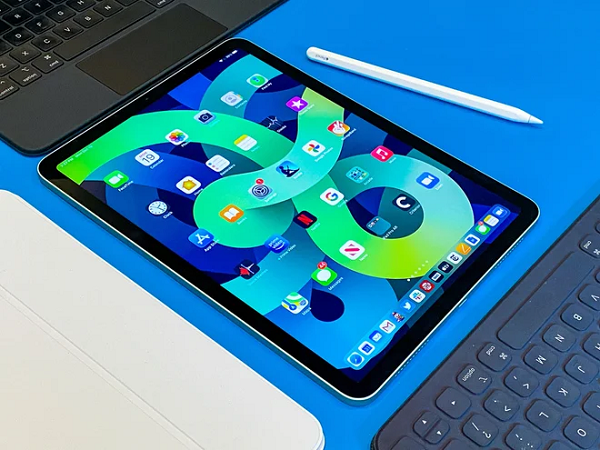 Theo Mark Gurman của Bloomberg, Apple sẽ tổ chức một sự kiện mùa Xuân để công bố các sản phẩm mới. Theo những tin đồn rò rỉ, ít nhất 3 sản phẩm có khả năng sẽ được công bố.