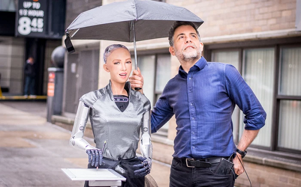 David Hanson - người sáng lập kiêm CEO Hanson Robotics cho biết: "Thế giới COVID-19 cần thêm nhiều thiết bị tự động hóa để giữ an toàn cho mọi người".