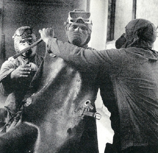 Để ngăn chặn điều này xảy ra, nguồn nước từ hệ thống làm sạch phải được đóng thủ công bằng cách vặn một van nằm trong một khoang bên dưới lõi hạt nhân đang tan chảy. Nguy hiểm là căn phòng này chứa đầy nước có mức phóng xạ cực cao.