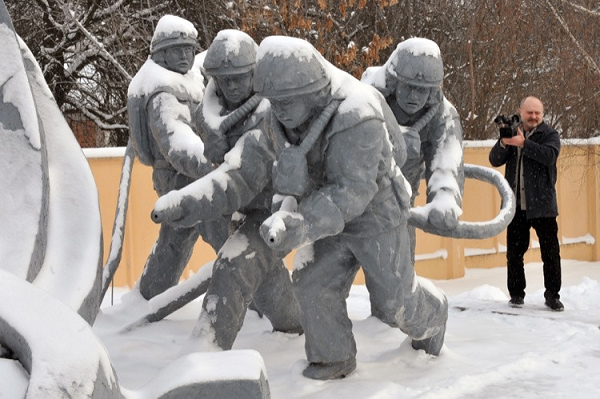 Sau khi đóng được van xả nước, họ đi ra ngoài và rất vui khi được nhìn thấy Mặt trời. Các người hùng được đưa đến một phòng khử nhiễm.