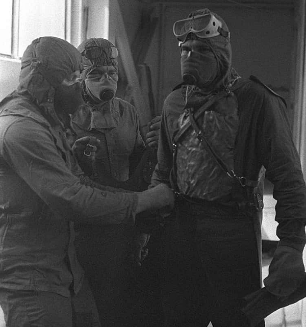 Vụ nổ đầu tiên đã làm hỏng hệ thống làm mát bằng nước của nhà máy, khiến một vũng lớn hình thành bên dưới lõi hạt nhân đang tan chảy. Nếu lõi hạt nhân tiếp cận với bể nước đó, nó sẽ gây ra một vụ nổ hơi nước.