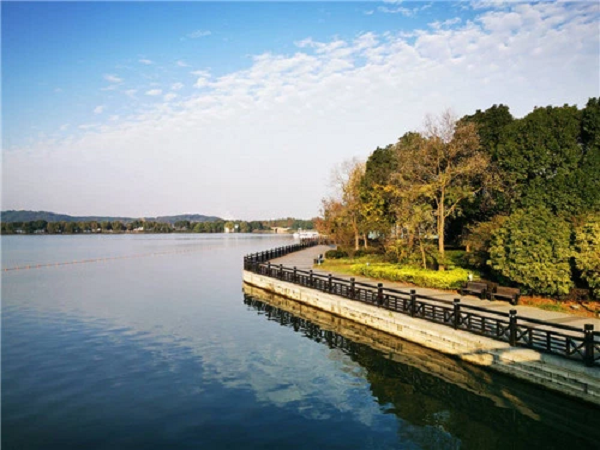 Mặc dù việc xây dựng một hồ chứa có thể cải thiện cuộc sống, nhưng người dân địa phương lại không đồng tình và đứng ra can ngăn. Tuy nhiên công trình vẫn được thi công.