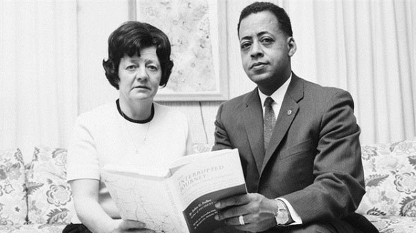 Vào năm 1961, trên một con đường nông thôn ở bang New Hampshire, một cặp vợ chồng người Mỹ là Betty và Barney Hill đã bị người ngoài hành tinh bắt cóc lên phi thuyền của họ.