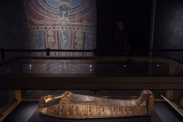 Xác ướp Shep-en-Isis cũng được tái hiện với một khuôn mặt và đôi mắt thông minh, phù hợp với tầng lớp và nền tảng giáo dục mà nàng thụ hưởng.