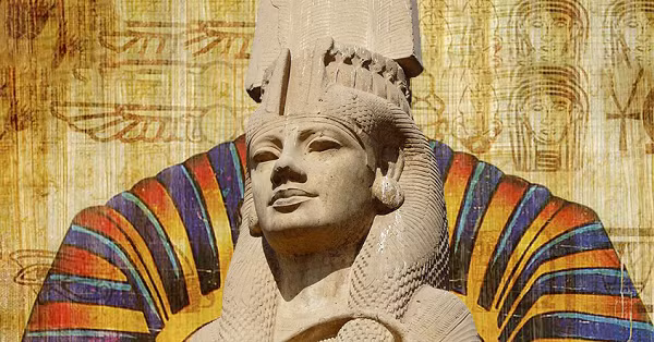 Sinh năm 1508 TCN, Hatshepsut là người con duy nhất của vua Thutmose I và vợ, nữ hoàng Ahmose. Tên của bà mang nghĩa là “người phụ nữ cao quý đứng trên tất cả”.