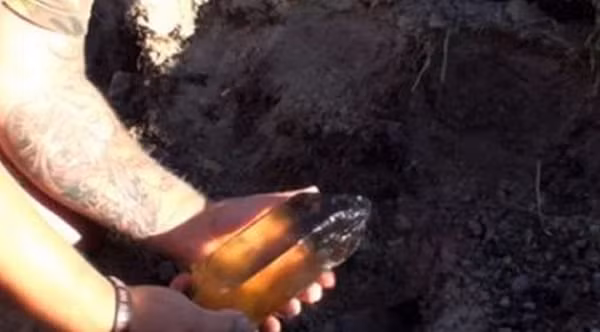 Nhìn kỹ viên đá thấy có điểm khác lạ, anh quyết định đem viên đá đi rửa sạch rồi đưa cho người nhà xem. Nào ngờ khi vừa nhìn thấy thứ đó, cả gia đình anh đã vô cùng vui mừng.