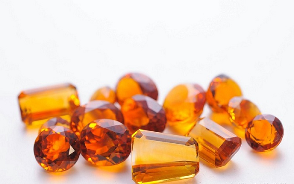 Citrine còn được gọi là “thạch anh bị đốt cháy” do nguồn gốc hình thành của nó là từ thạch anh tím biến đổi sau quá trình xử lý ở nhiệt độ cao.