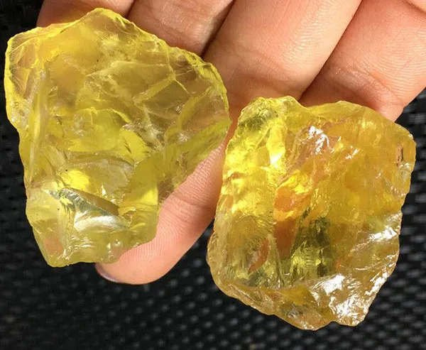 Thạch anh vàng Citrine có thể giúp điều trị các bệnh liên quan đến đường tiết niệu, thận và hệ tiêu hóa. Nó cũng có thể giúp điều chỉnh sự mất cân bằng trong tuyến giáp và các vấn đề trong túi mật.