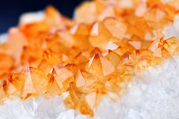 Thành phần của đá Citrine là granit, Quartzite, pegmatit granit và nhiều loại silicat. Cũng như phần lớn các loại đá khác đá Citrine có thành phần hóa học chính là SiO2.