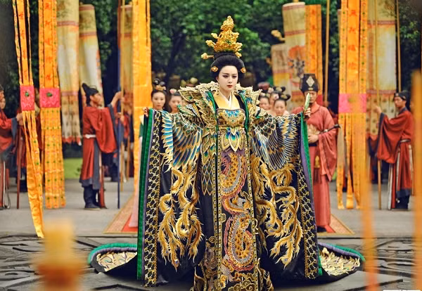 Sau khi lên ngôi, bà đã thực thi những chính sách độc tài. Điều này đã khiến cho thảm cảnh máu chảy đầu rơi xảy ra. Dù ngai vàng được củng cố, nhưng đồng thời nó cũng khiến hình ảnh của nữ hoàng đế này trở nên đáng sợ trong mắt hậu thế.