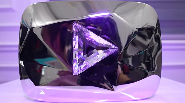 Kênh Youtube của bạn sẽ được tặng thưởng nút Kim Cương Youtube khi có ít nhất là 10.000.000 lượt sub. Tại Việt Nam đã có 4 nút Kim Cương Youtube.