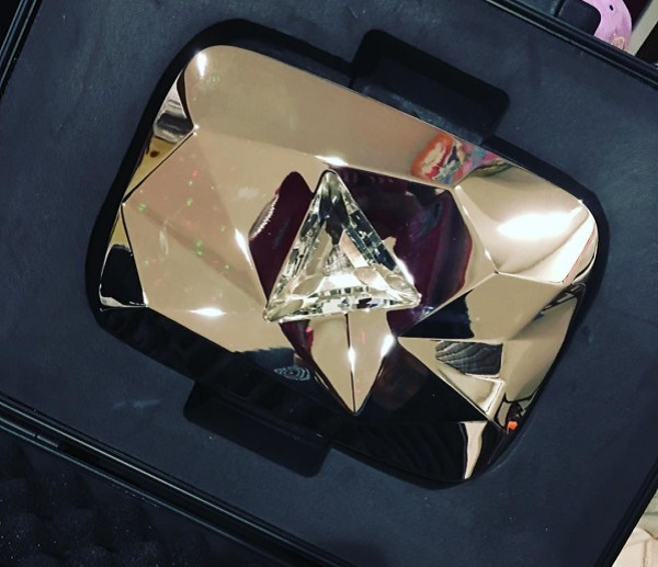 Tuy nhiên khi cấp độ nâng lên cao hơn, Youtube sẽ tặng nút Ruby Đỏ cho kênh YouTube có 50 triệu người theo dõi. Hiện nay trên thế giới chỉ có 50 kênh Youtube đạt được nút Ruby Đỏ này.