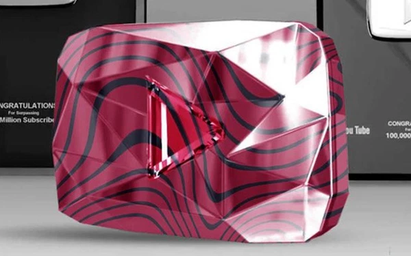 Tuy nhiên, Nút Kim Cương đỏ mới thực sự là “cảnh giới” cao nhất của youtube. Để có thể nhận nút Kim Cương Đỏ Youtube, các kênh cần đạt 100 triệu người đăng ký. Đây là con số rất khó và số người đạt được chỉ đếm trên đầu ngón tay.