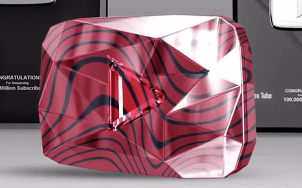 Tuy nhiên, Nút Kim Cương đỏ mới thực sự là “cảnh giới” cao nhất của youtube. Để có thể nhận nút Kim Cương Đỏ Youtube, các kênh cần đạt 100 triệu người đăng ký. Đây là con số rất khó và số người đạt được chỉ đếm trên đầu ngón tay.