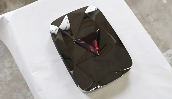 Nút Kim Cương Đỏ được đặt theo tên của một trong các màu kim cương quý hiếm nhất trên trái đất. Nút Kim Cương Đỏ này được chế tác thủ công, đánh bóng từ một miếng thủy tinh nóng chảy màu đỏ nên có sức hút vô cùng bắt mắt và đặc biệt hơn hẳn những nút Kim Cương bình thường khác.