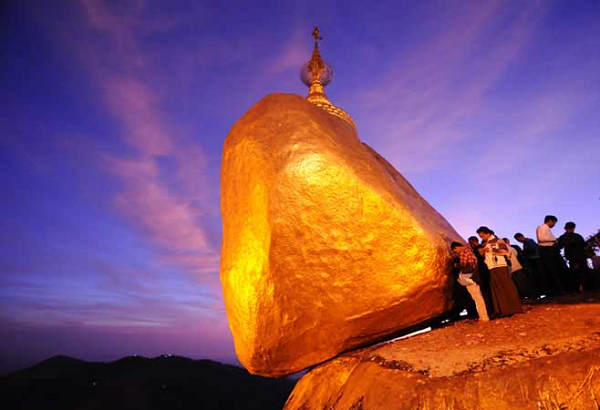 Vị ẩn sĩ này nói rằng sợi tóc nên được cất giữ trong một ngôi chùa xây dựng trên một tảng đá có hình dạng giống như cái đầu của ông. Sau đó, nhà vua tìm thấy tảng đá ở dưới đáy đại dương nhờ sự trợ giúp của Thagyamin, vị thần cao nhất trong tín ngưỡng Phật giáo Myanmar.