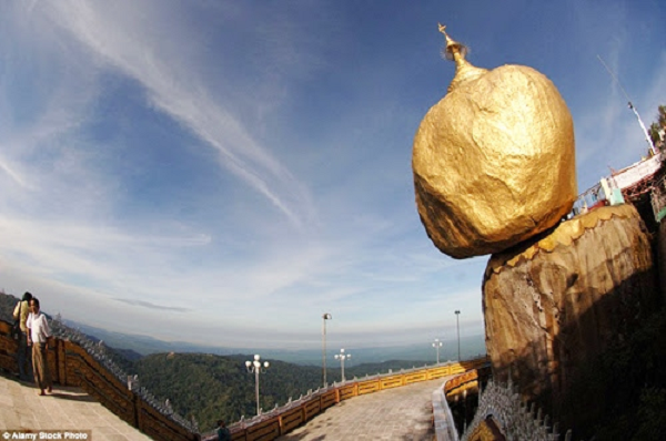 Người đã kéo tảng đá khỏi đáy biển và mang lên đỉnh núi. Sau khi mang tảng đá đến đây, nhà vua cho xây chùa trên đỉnh và đặt sợi tóc bí ẩn vào bên trong. Ngoài ra, chiếc thuyền dùng để chở tảng đá cũng biến thành đá và được những người hành hương đến chiêm bái tại vị trí cách Kyaiktiyo khoảng 300m.
